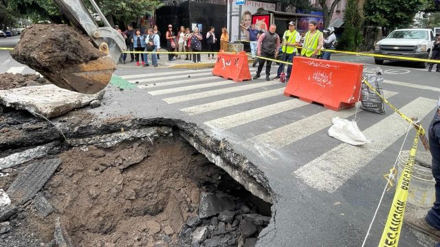 Socavón provoca caos vial en colonia Roma de la CDMX