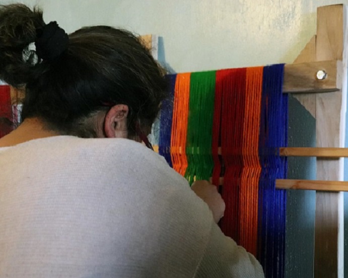 En Coñaripe impulsan iniciativa para recuperar el trabajo textil mapuche