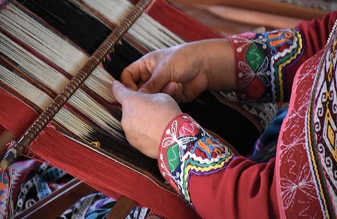 “La trama que nos une”: Encuentro sobre textilería ancestral reúne a expositoras de Chile y Perú