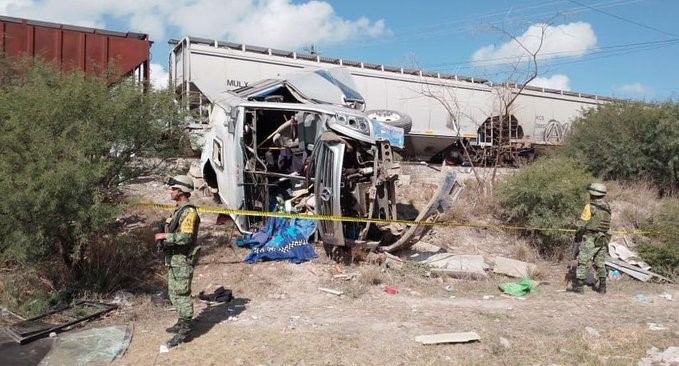 Autobús le quiere ganar al tren, seis muertos en Querétaro