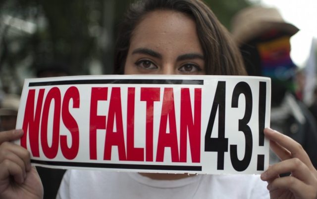 Normalistas presionan remoción de fiscal con marcha