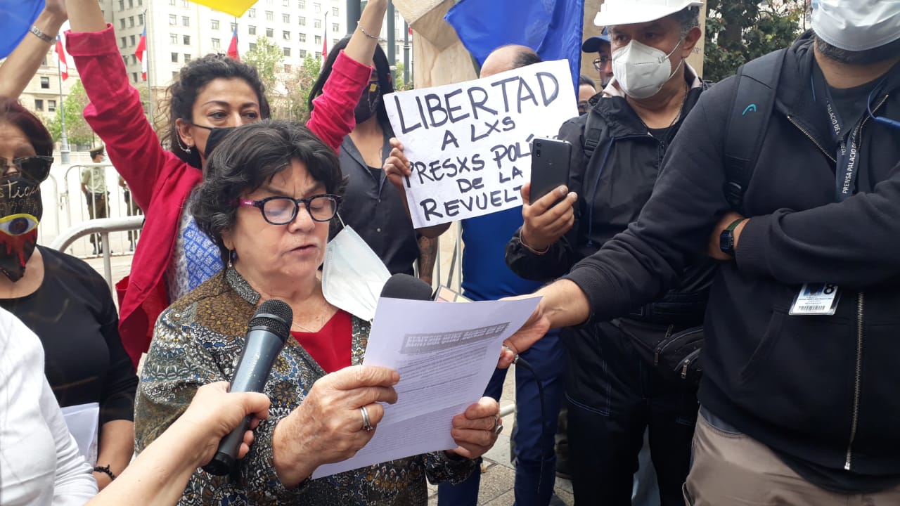 Alicia Lira, presidenta de la Agrupación de Familiares de Ejecutados Políticos, recibe la «Medalla Derechos Humanos y Democracia» de la U. de Chile