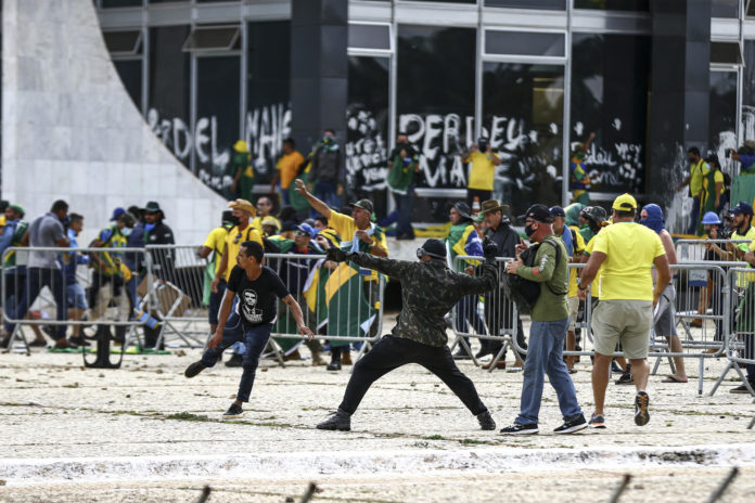 Brasil: Condenan a 17 años de cárcel al primero de los acusados por los ataques bolsonaristas