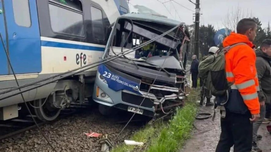 Seis muertos deja colisión entre microbús y tren en Chile