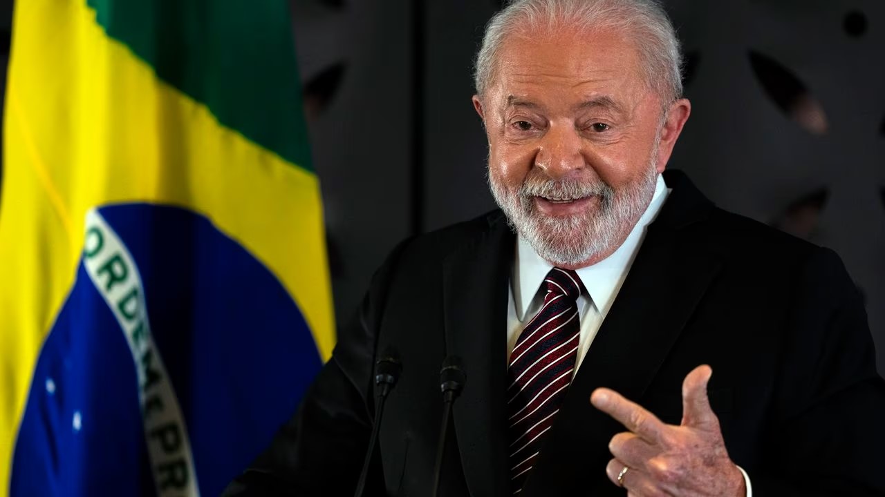Lula se recupera de operación de cadera con fisioterapia