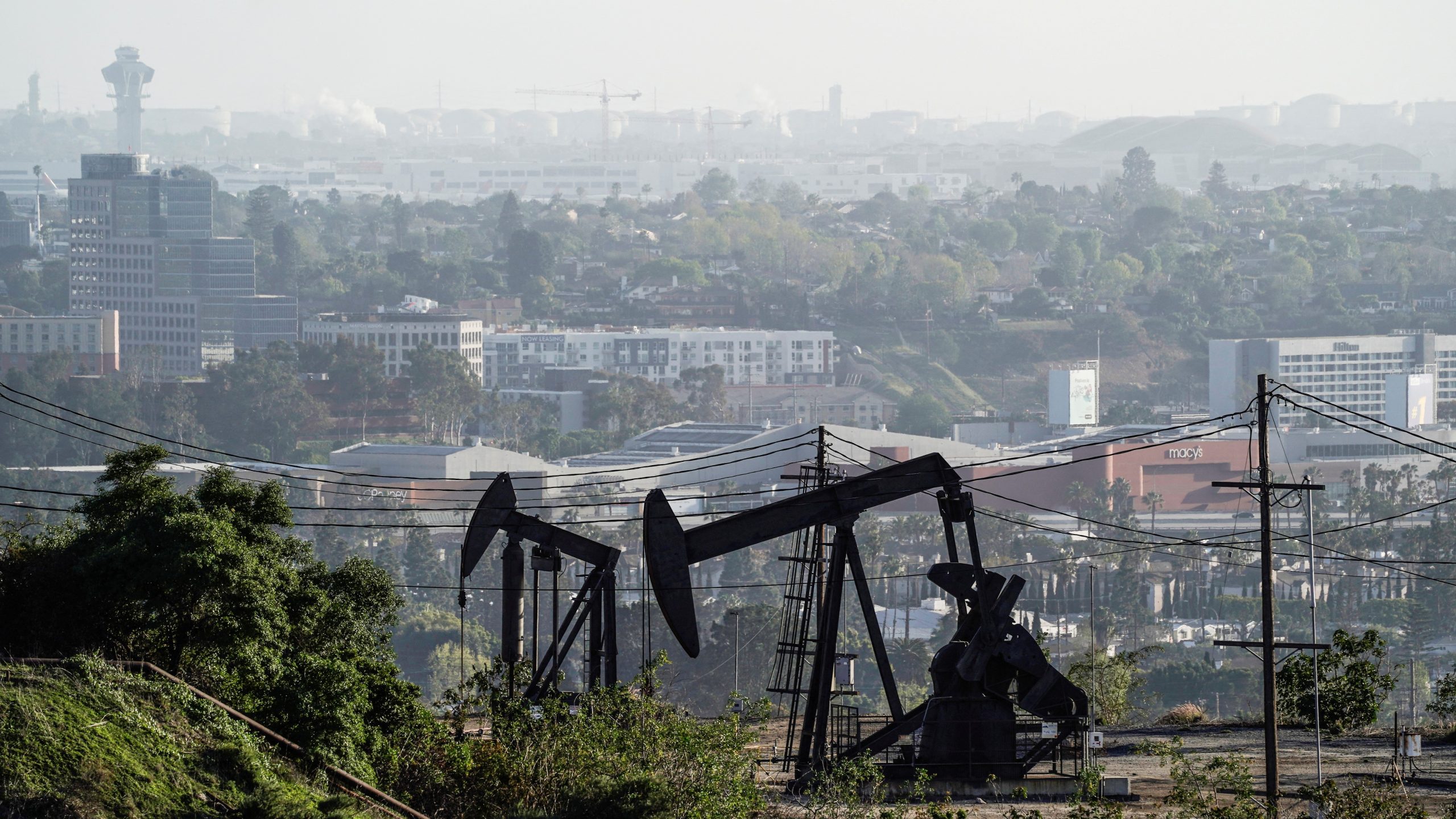 California demanda a petroleras por riesgos climáticos