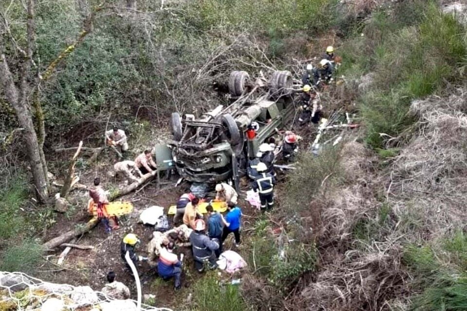 Al menos cuatro muertos y 18 heridos dejó vuelco de un camión que trasladaba soldados en Argentina