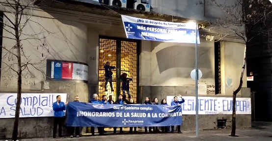 Profesionales de la salud  toman el Ministerio tras despido de más de seis mil personas: Exigen la presencia del presidente Gabriel Boric