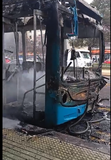 Alcaldesa Hassler anuncia acciones judiciales contra responsables de quema de buses fuera del Liceo de Aplicación
