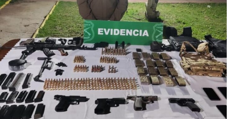 La Pintana: Atrapan a un hombre con un rifle de asalto, pistolas, droga y cientos de municiones 