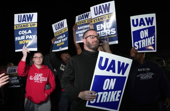 Sindicato automotriz en EE.UU. declara «histórica» huelga