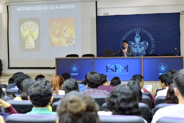 BUAP realiza conferencia de “La Microbiología en tu vida cotidiana”