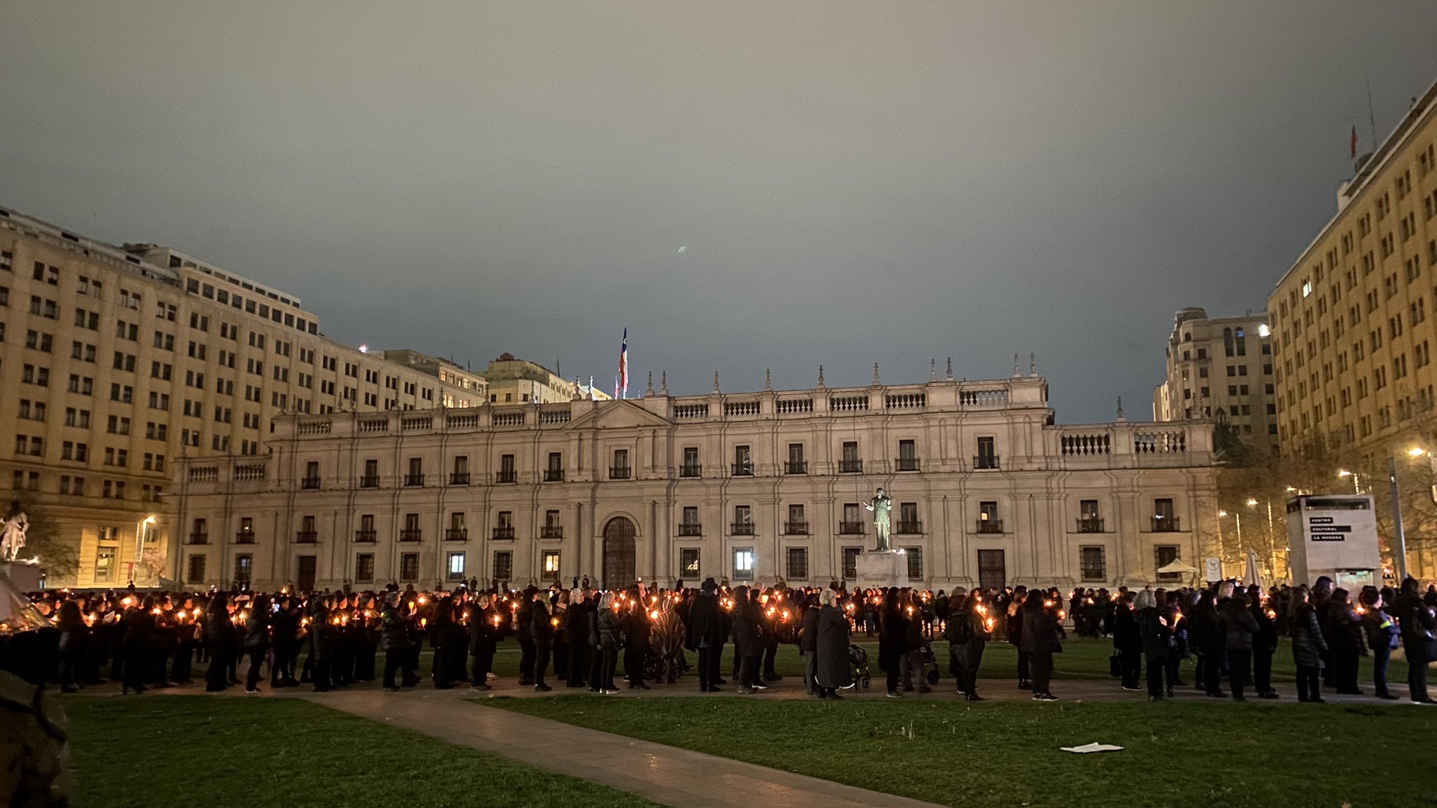 «Nunca más la democracia bombardeada»: Más de seis mil mujeres realizaron vigilia en La Moneda por los 50 años del Golpe de Estado