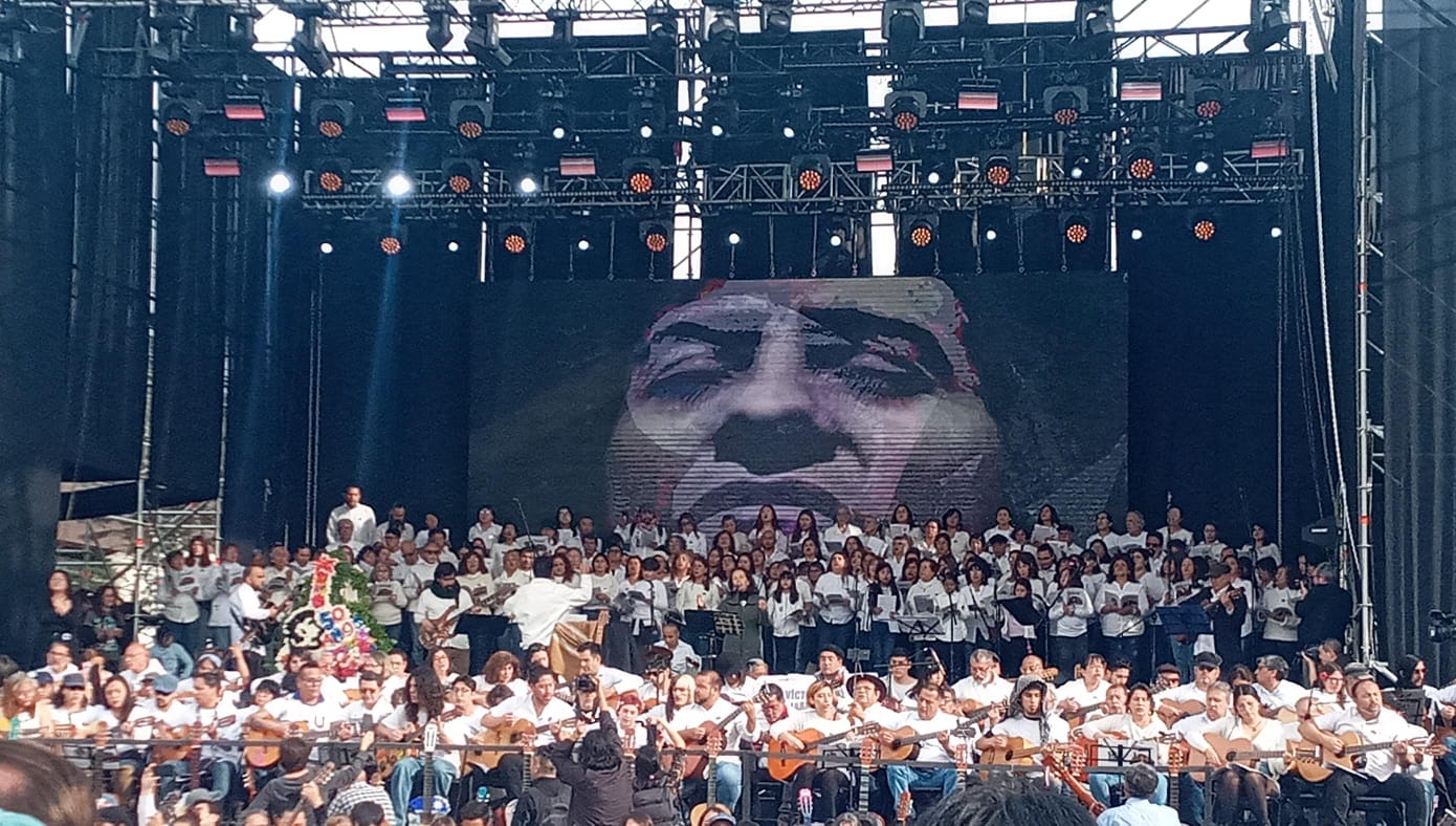 Cerca de 20.000 personas honraron al cantautor Víctor Jara a 50 años de su asesinato