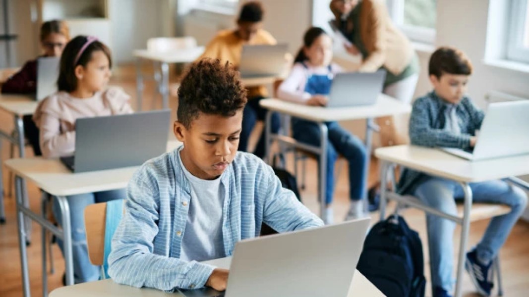 Unesco pide regular uso de inteligencia artificial en escuelas