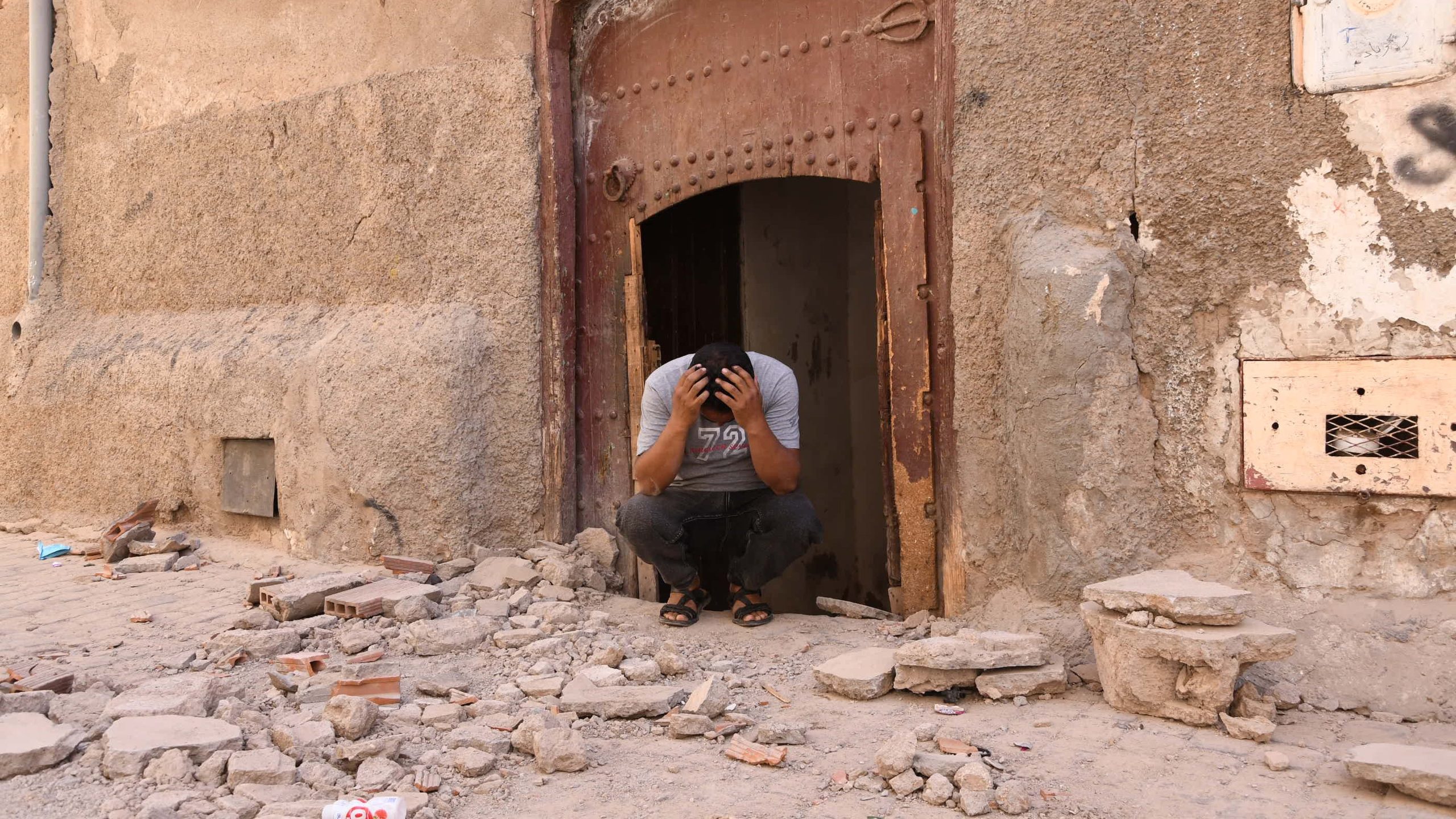 Número de muertos por sismo en Marruecos se acerca a 2 mil 500