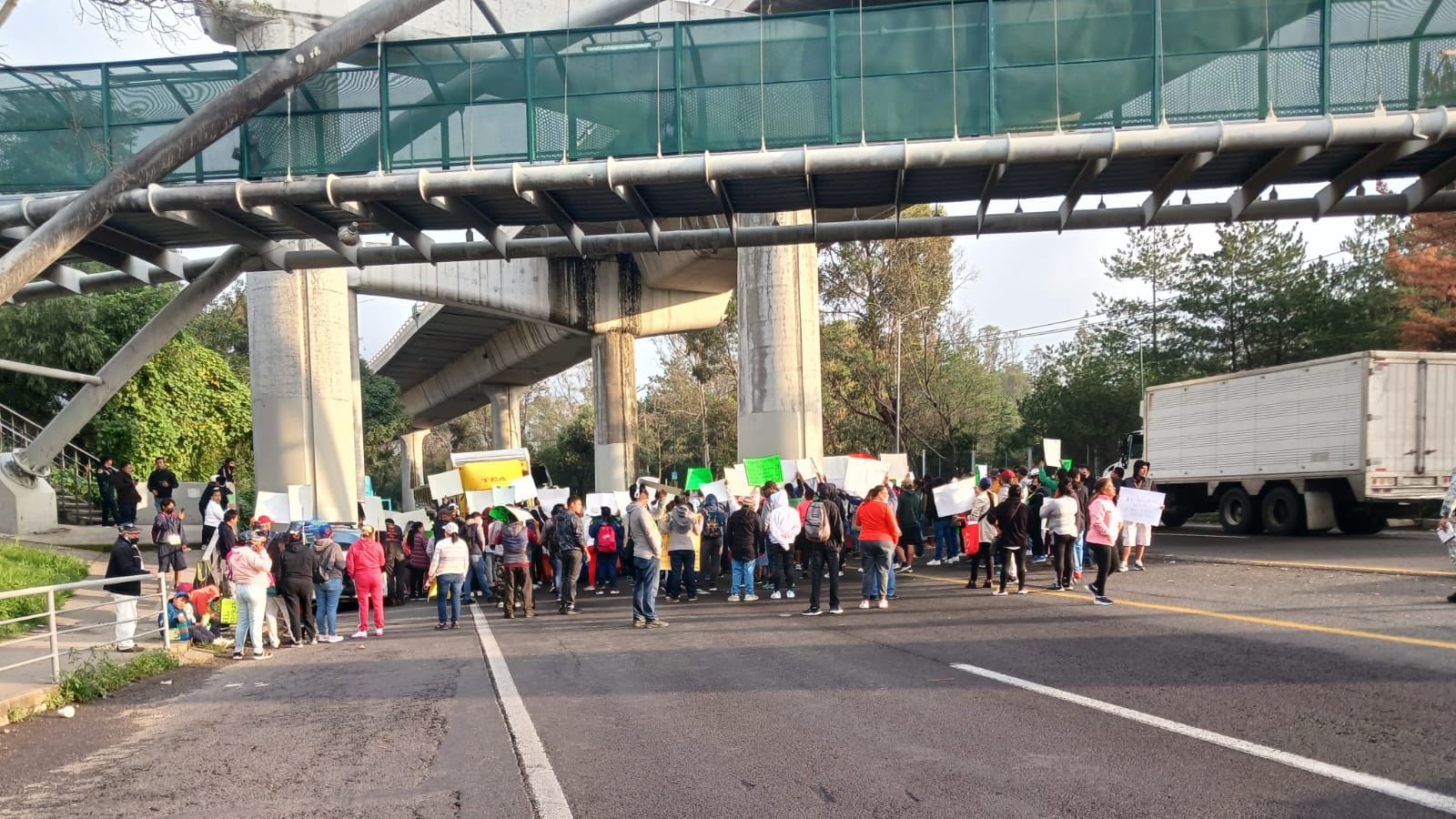 Manifestantes bloquean autopista México-Cuernavaca