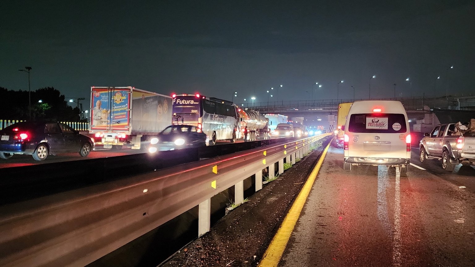 Caos vial por bloqueo transportista en autopista México-Pachuca