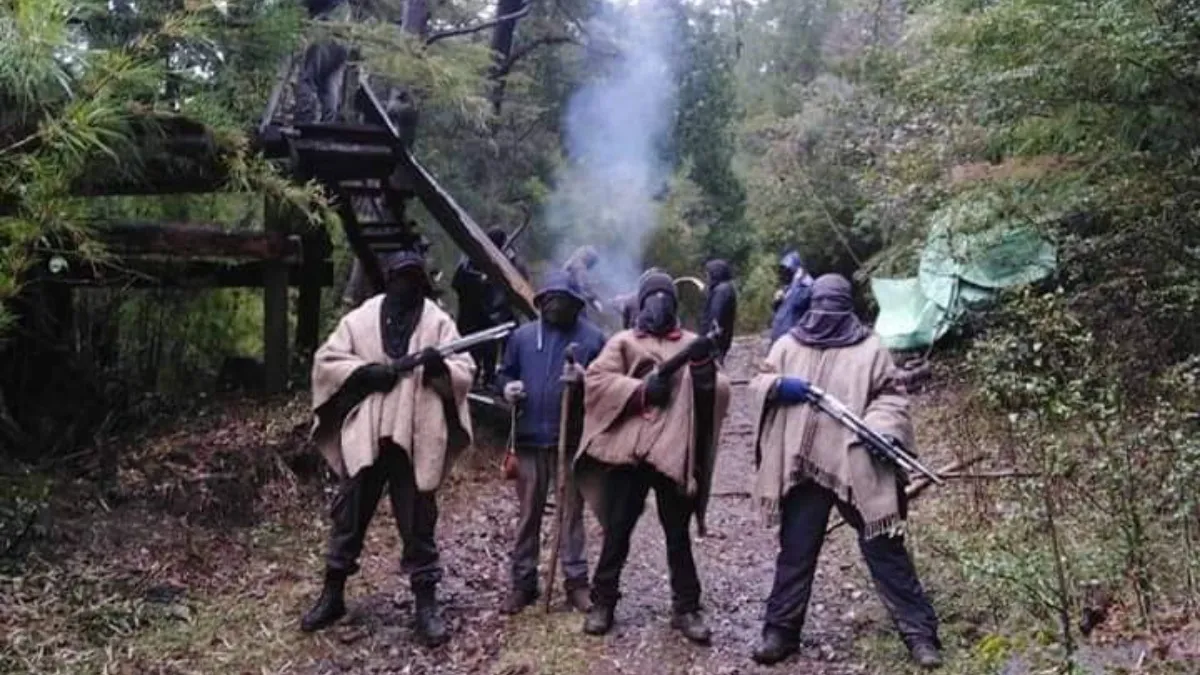 Autos-bomba, destrucción de antenas telefónicas y armamento militar: Así eran los atentados de la Resistencia Mapuche Lafkenche, el grupo armado asesorado por funcionarios de Carabineros