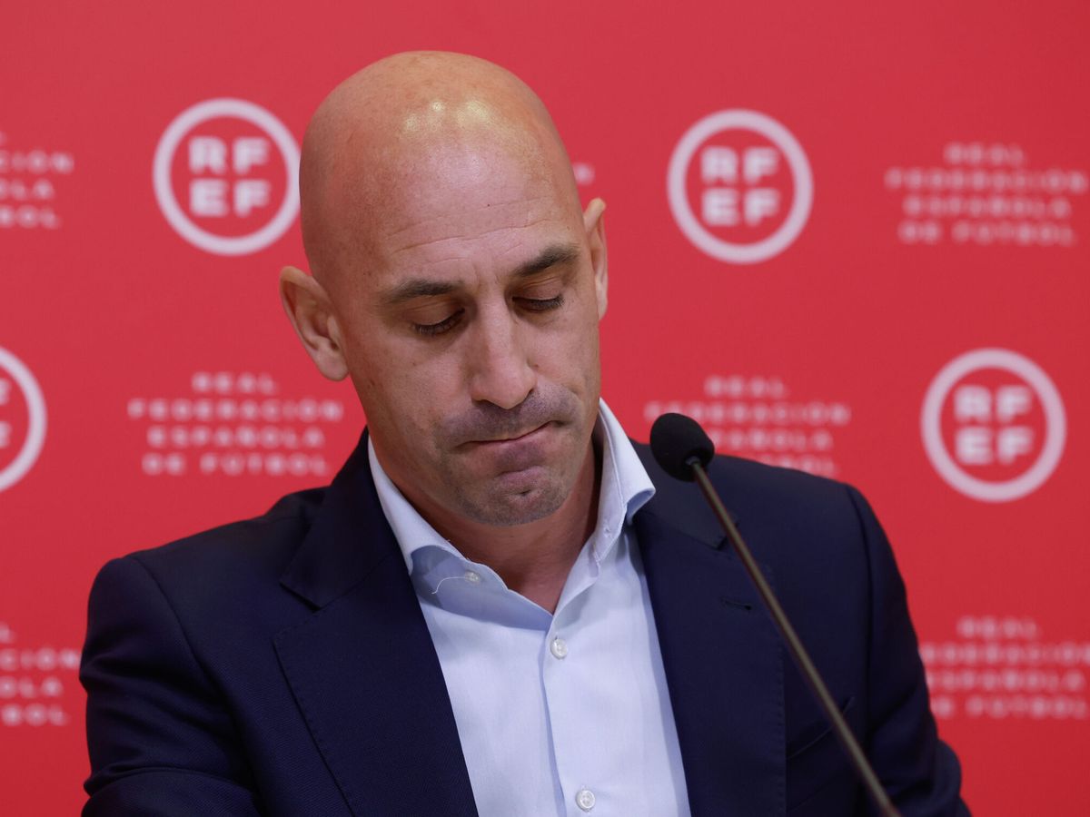 «Insistir en quedarme no va a contribuir a nada»: Rubiales dimite como presidente de la Federación Española de Fútbol