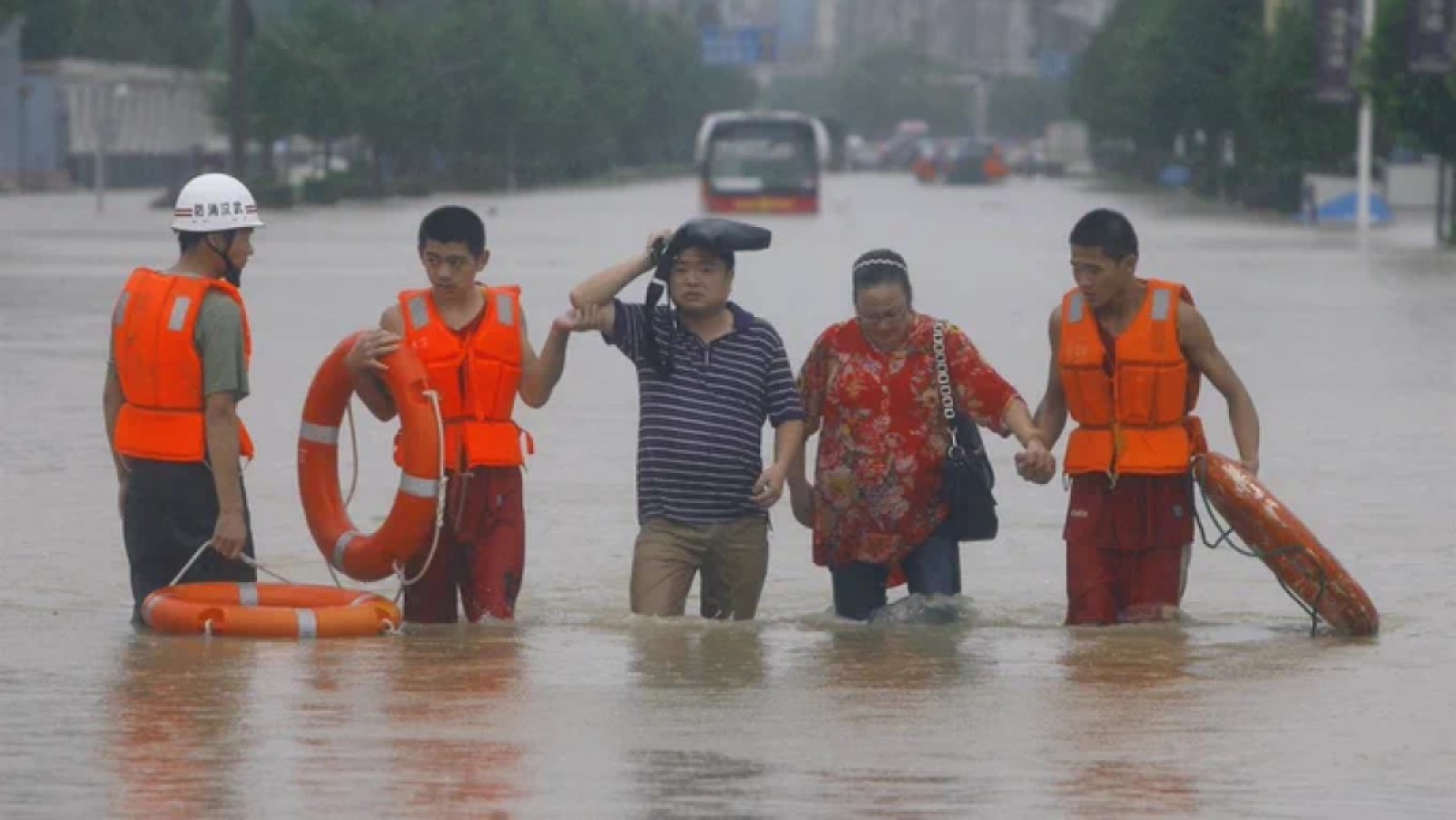China evacua a 460 mil personas por proximidad de supertifón Saola
