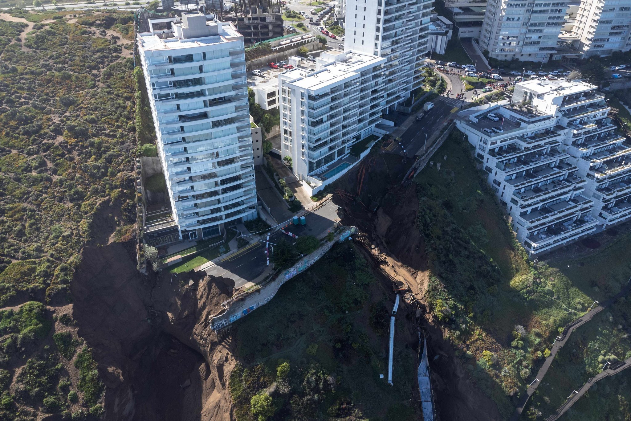 Insólito: Diputado republicano exige que el Gobierno pague el arriendo o un hotel a los residentes de edificios afectados por socavón en Viña del Mar