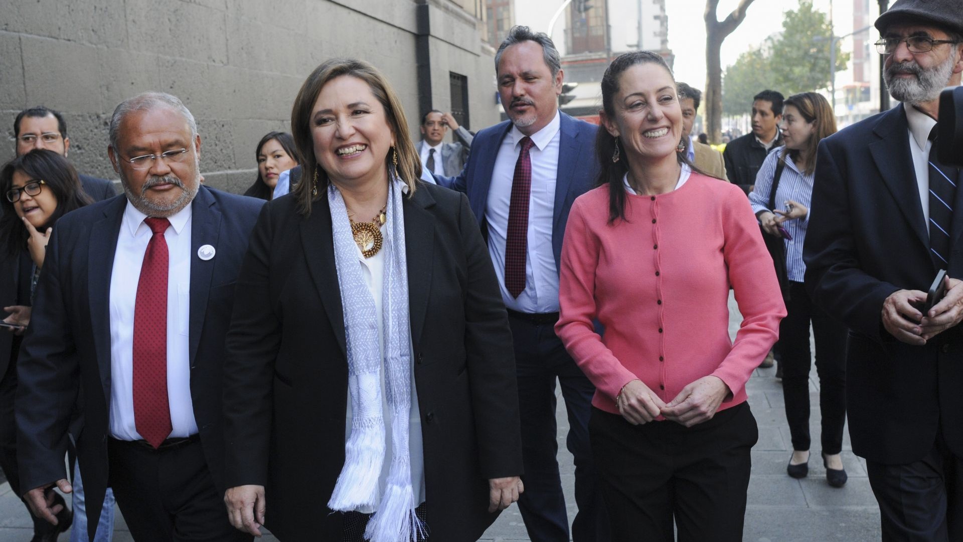 Sedena ofrece protección a Sheinbaum y Gálvez, informa AMLO