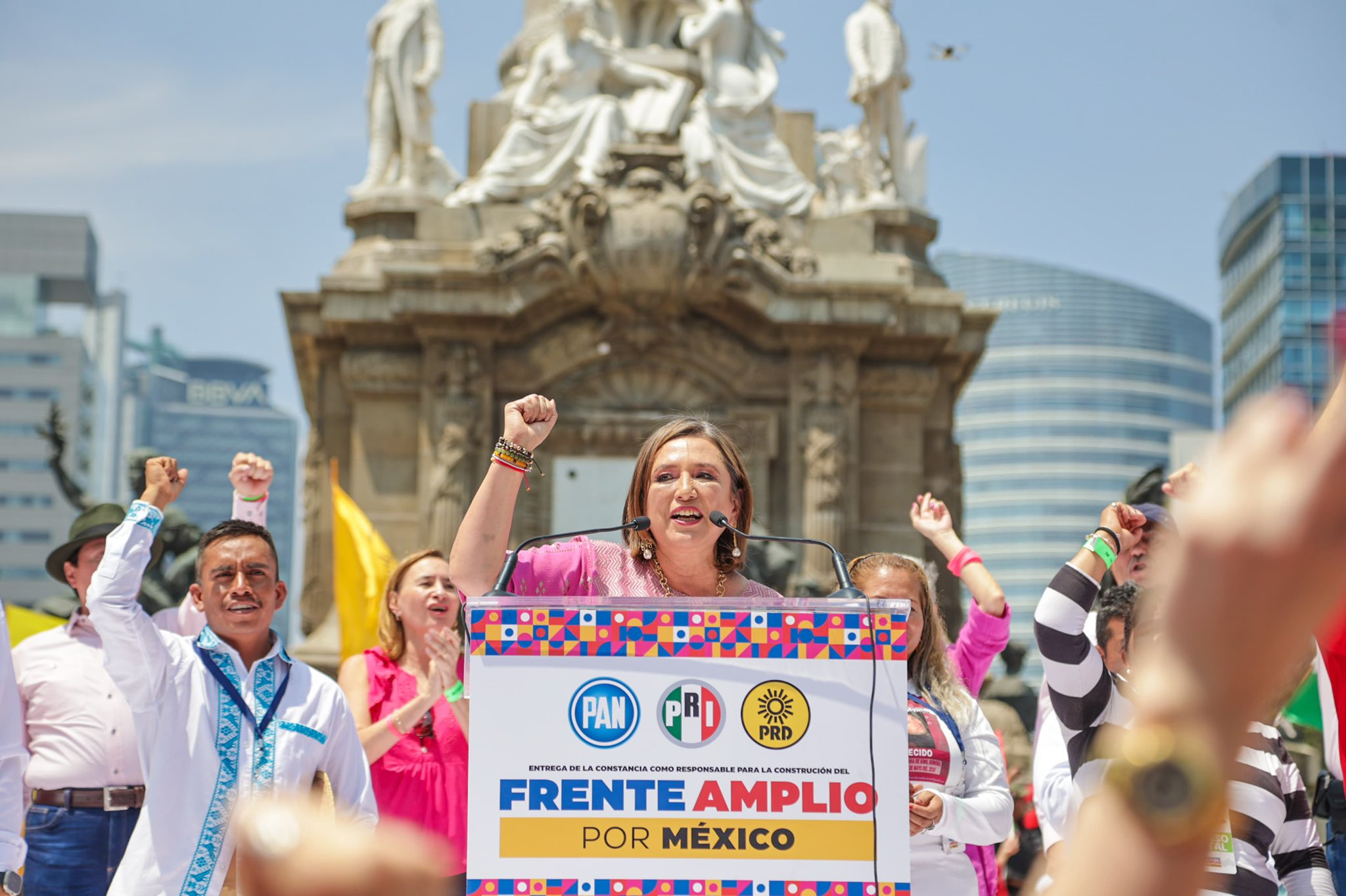 Xóchitl Gálvez recibe constancia de candidata del frente opositor