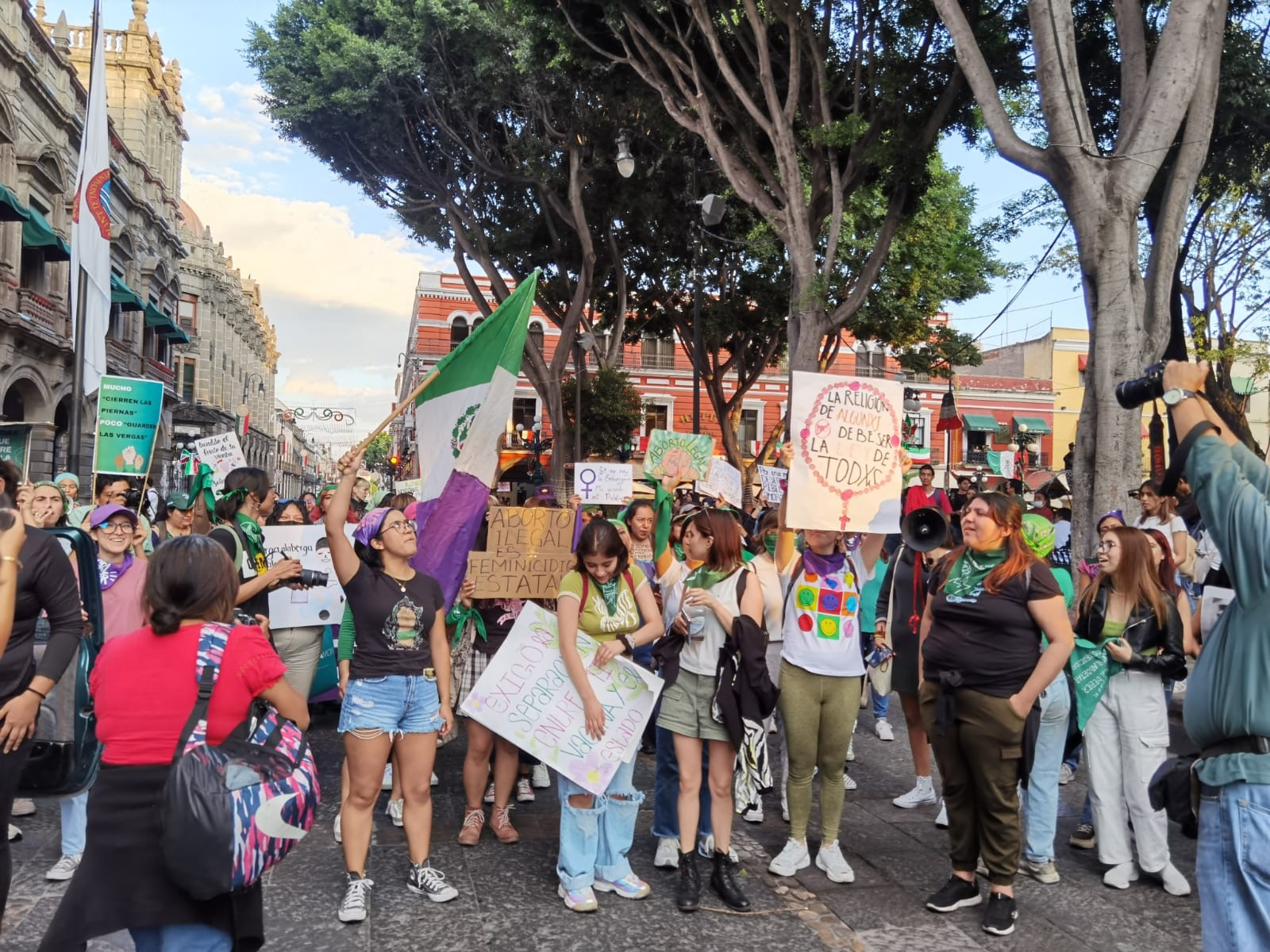 «En Puebla se aborta”, consignan manifestantes  en marcha 28S
