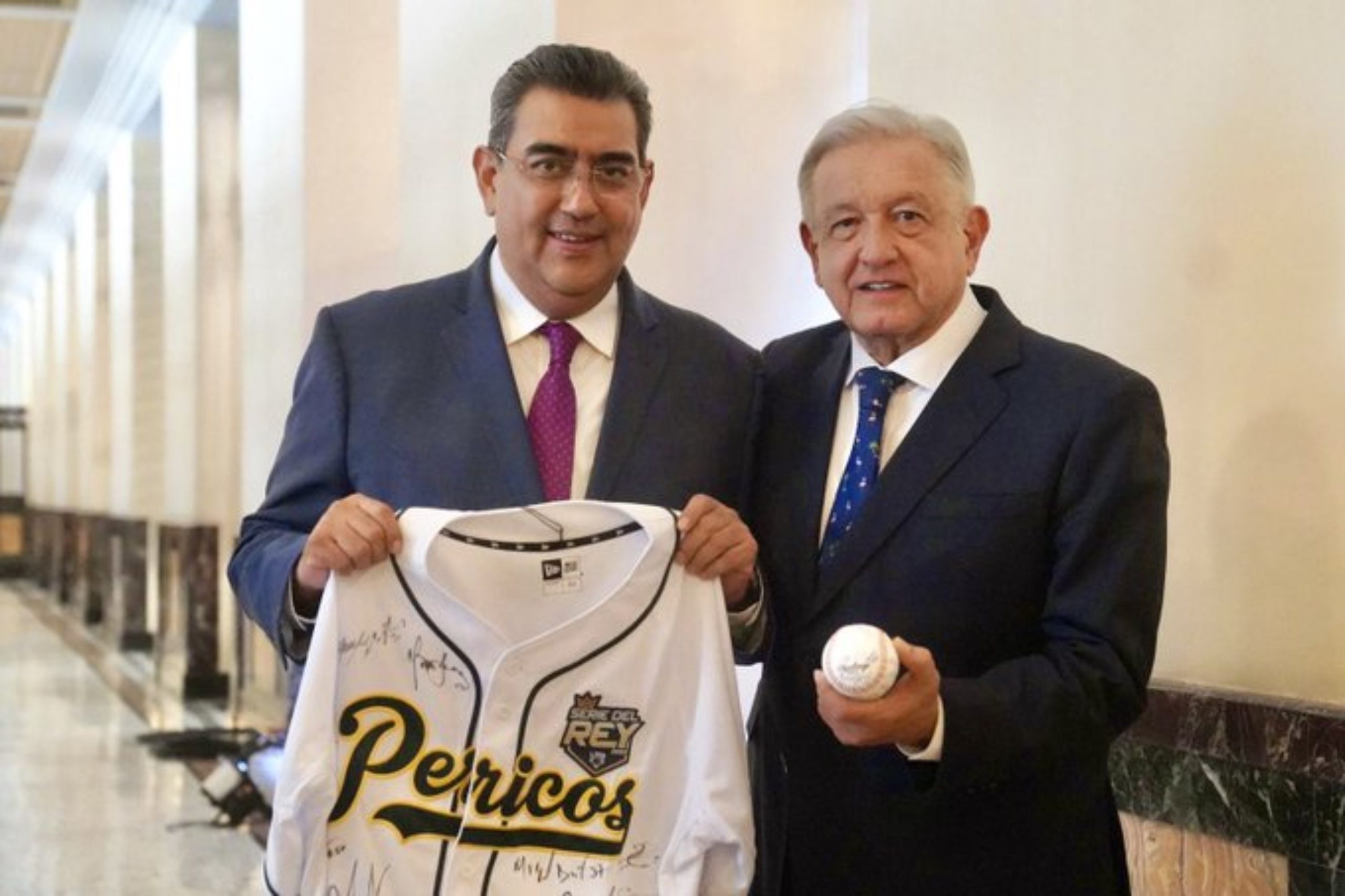 Céspedes entrega a AMLO jersey de los Pericos de Puebla