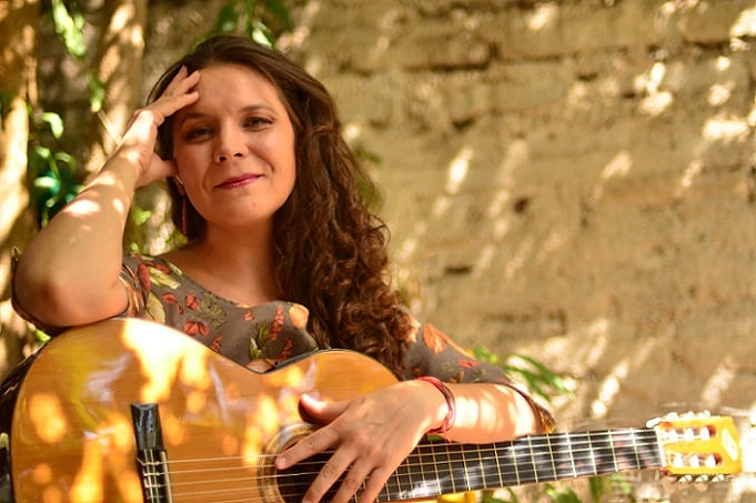 La destacada cantautora Andrea Andreu libera el primer sencillo de su nuevo disco: “El cambio y las siete llaves”