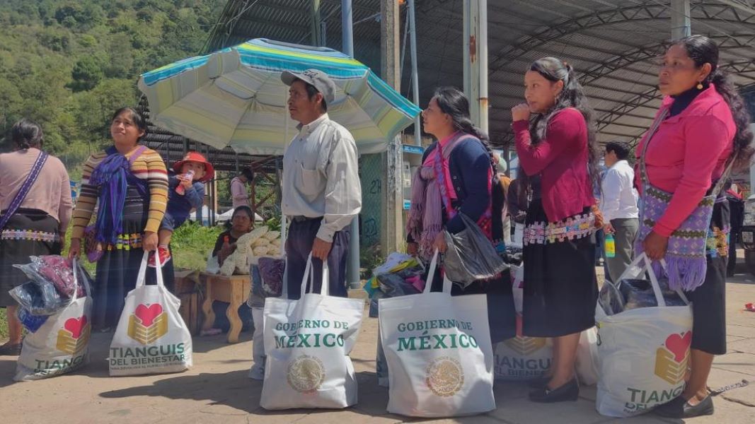 Tianguis del Bienestar entrega productos gratis en Puebla