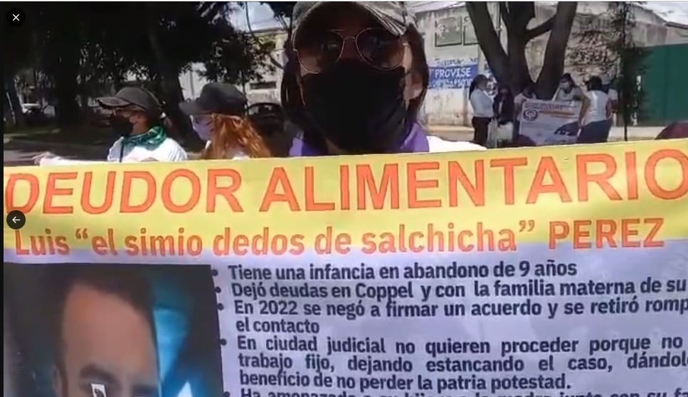 Afuera de bautizo exigen a deudor atender a su otro hijo