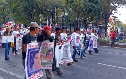 Marchan por Ayotzinapa; rechazan versión oficial