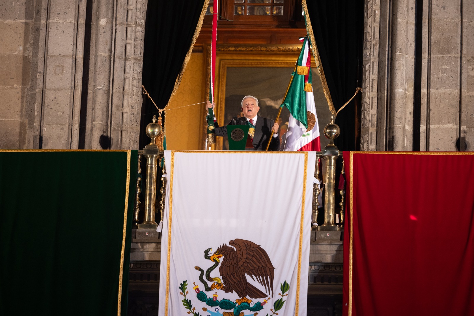 ¡Viva la Independencia!, ¡muera la corrupción!, grita López Obrador