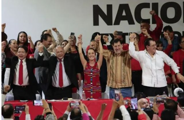 Recibe Sheinbaum constancia de coordinadora de comités del PT