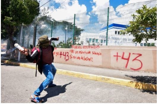 Vandalizan Fiscalía de Guerrero en protestas por Ayotzinapa