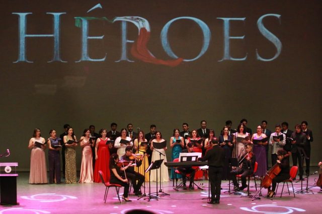 Autoridades poblanas asisten al estreno de la película «Héroes»