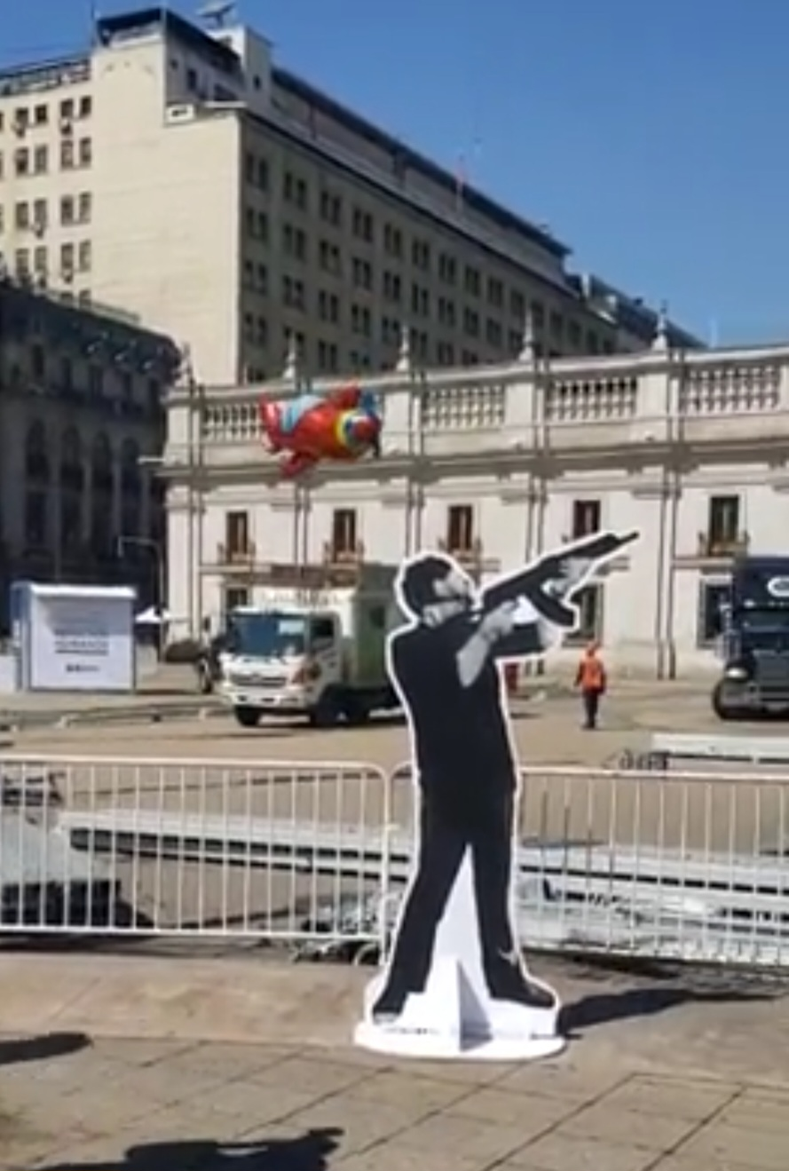 Con imagen de Allende disparando y globos de aviones: Intervienen exposición para legitimar el golpe de Estado (Video)
