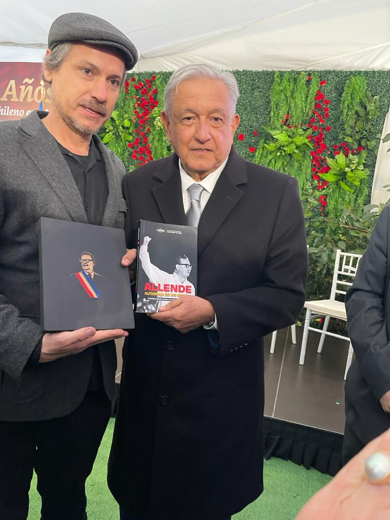 AMLO y nieto de Allende se fotografían con libro que demuestra que Allende fue asesinado
