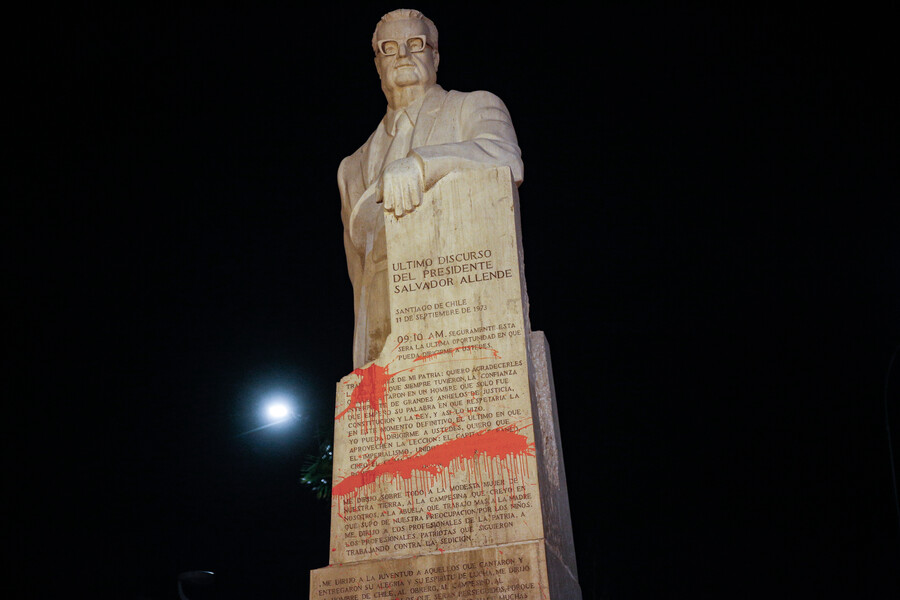 Vandalizan nuevamente monumento a Salvador Allende en San Joaquín: Buscan a los autores