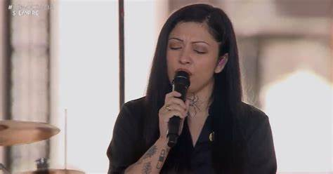 Mon Laferte desmiente pago del Gobierno por cantar en acto por los 50 años del Golpe: “Lo hice como un regalo para mi amado país”