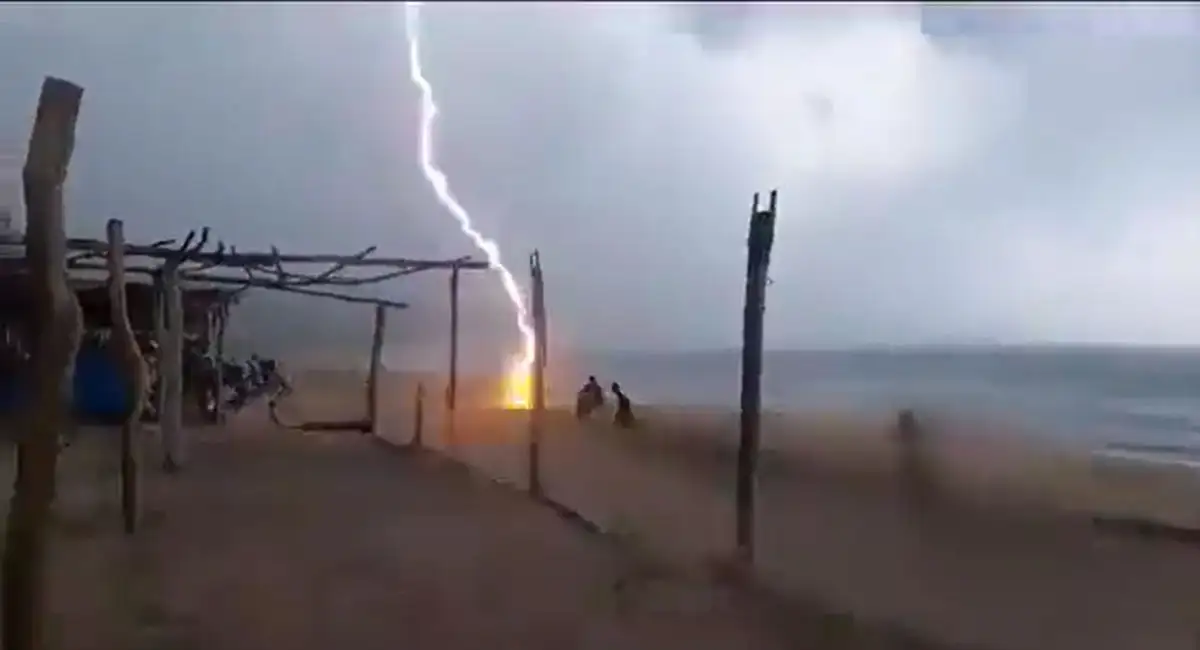 (Video) Un rayo cae durante tormenta en playa de Michoacán en México y fulmina a dos personas