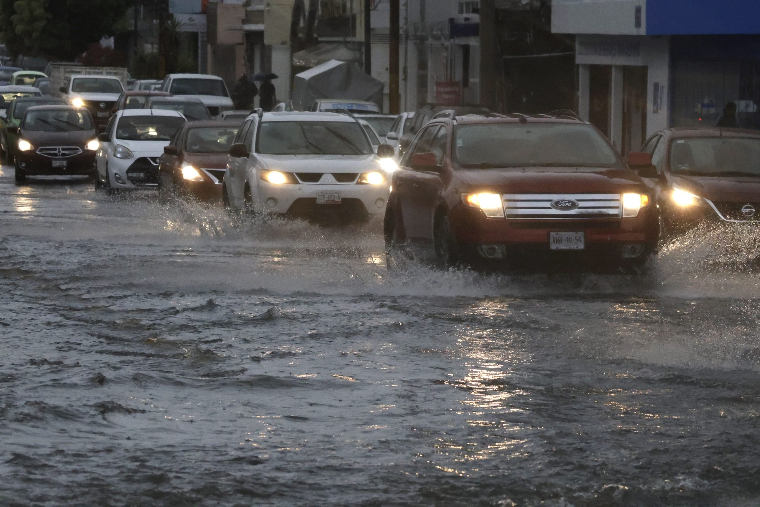 Confirman inundación en mercado Hidalgo por aguacero