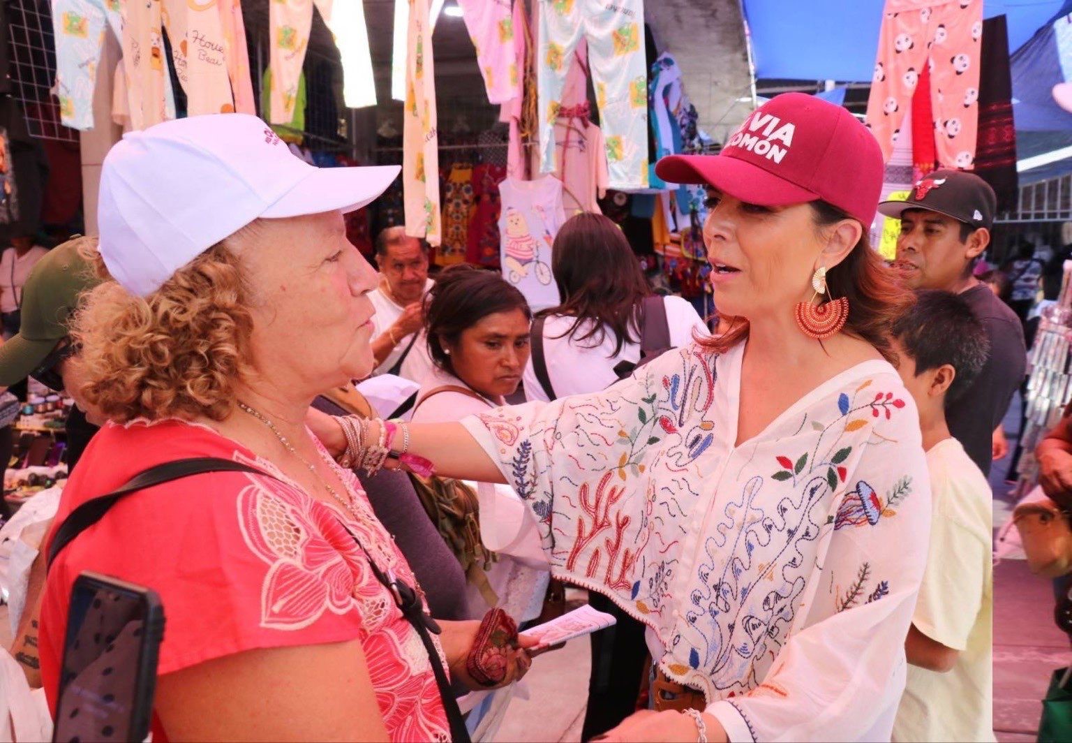 Olivia Salomón recorre mercado de Izúcar y escucha a comerciante