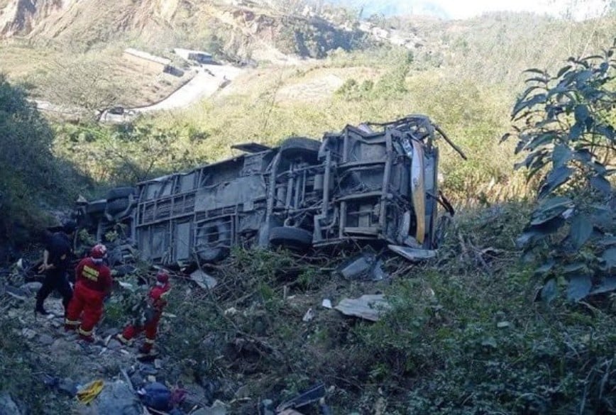 Caída de autobús a barranco de serranía peruana deja 20 muertos