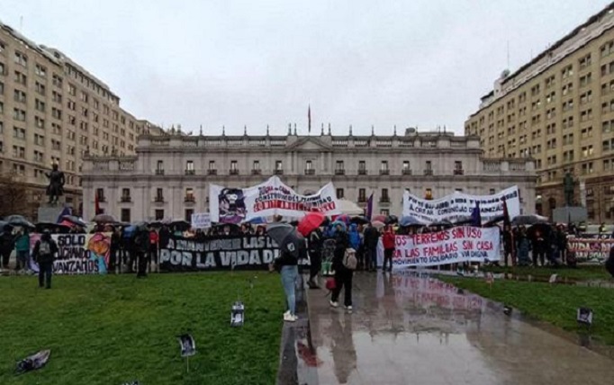 Pobladores protestaron en La Moneda por terrenos para vivienda social y contra “Ley de Usurpaciones”