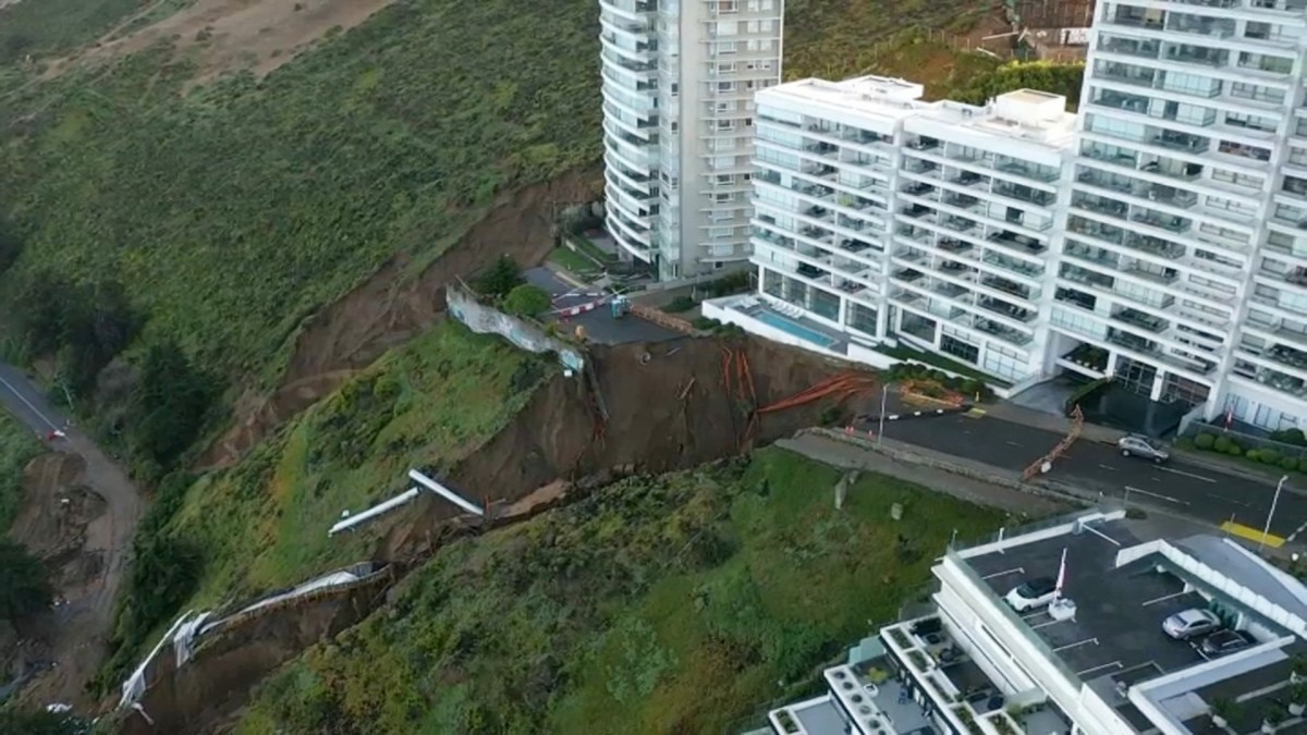 Las dunas se derrumban: Un nuevo deslizamiento de tierra extendió el socavón de Viña del Mar y obligó a evacuar a 200 personas de otro edificio