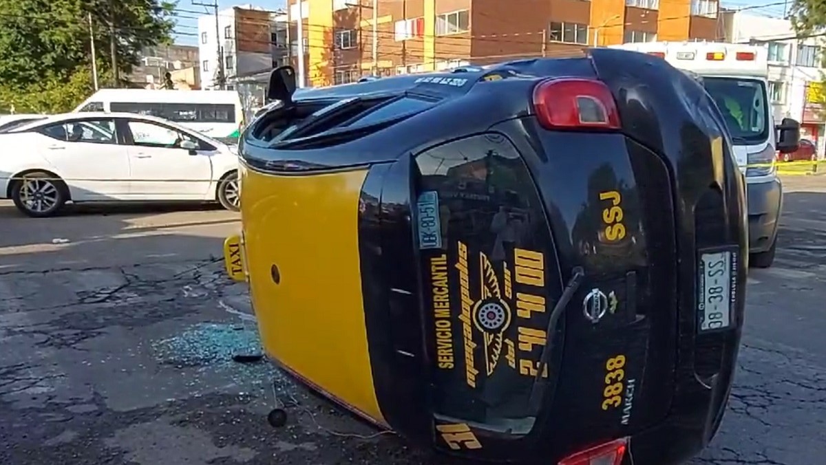 Volcadura de taxi en ciudad de Puebla deja dos lesionadas