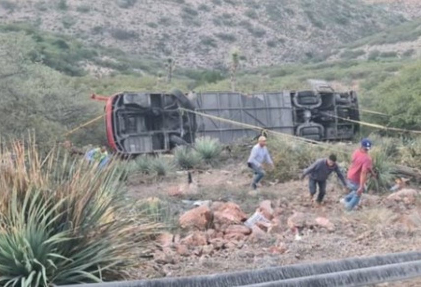 Vuelca autobús en San Luis Potosí y mueren 10 personas